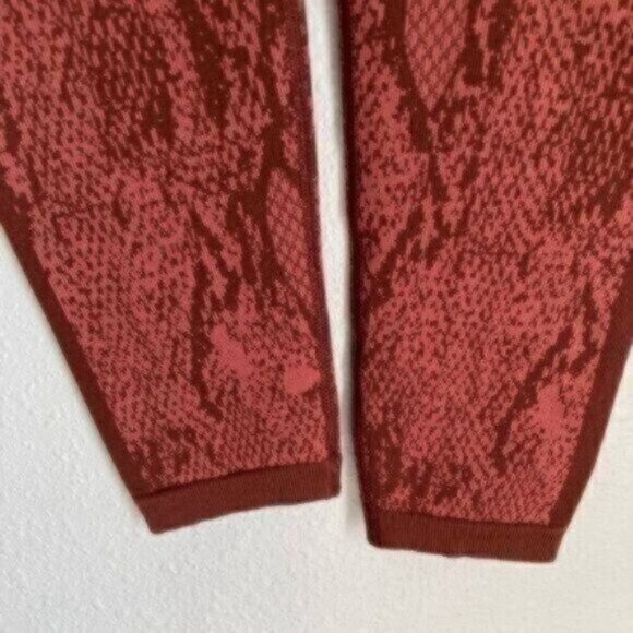 New Fabletics Boho High Rise Athletic Ribbed Seamless Snakeskin 7/8 Leggings - Picture 8 of 14